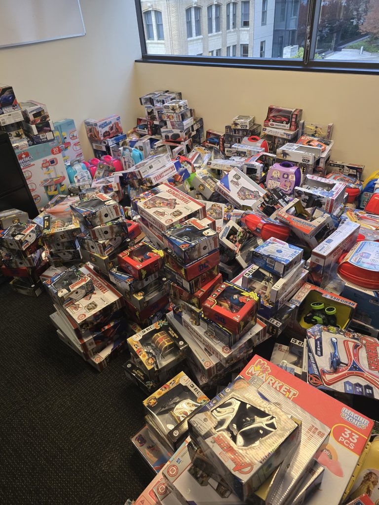 Lu Lu’s House traveled to Los Angeles and obtained more than 500 toysfor a Dec. 20 giveaway in partnership with Oakland Mayor Barbara
Lee. Courtesy Oakland Private Industry,
